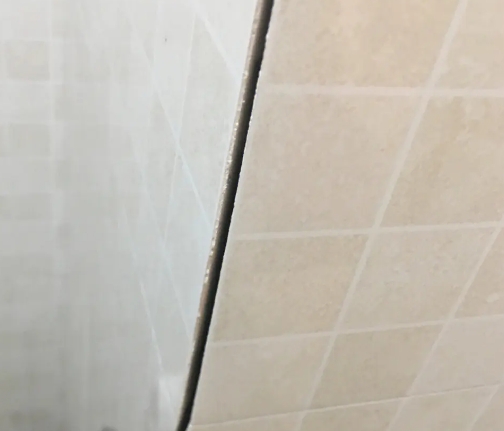 萨嘎瓷砖空鼓维修公司分享阳台瓷砖脱落的修复过程可以分为以下几个步骤