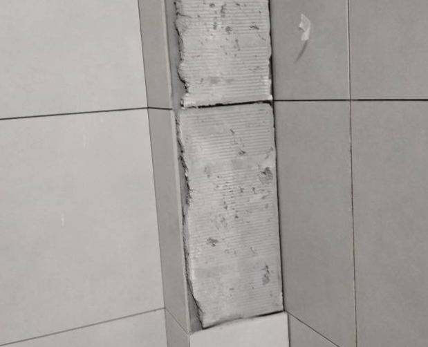 萨嘎瓷砖空鼓维修公司分享下瓷砖施工前基层浇水润湿程度不足，可能导致以下问题
